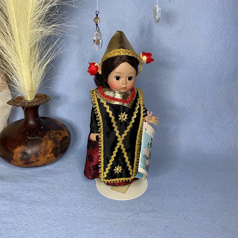 Madame Alexander Doll Indonesia #579 In Box International Dolls w/tag 1970s-80s